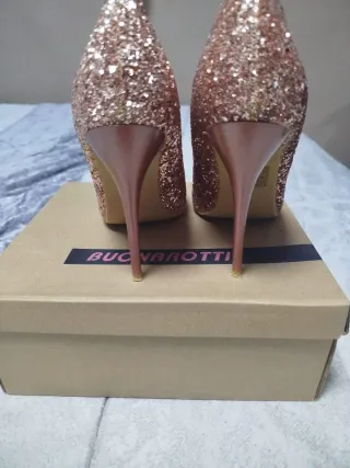 Zapatos de tacón dorados y rosas talla 37