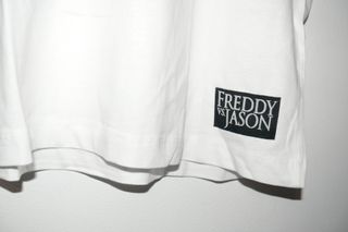 Camiseta Freddy vs Jason M Branca