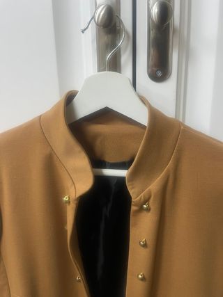 Chaqueta Camel Militar Botones Dorados