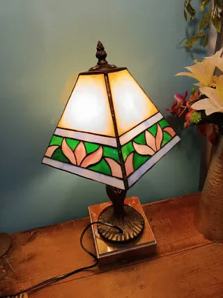 Lampada da tavolo Tiffany in cristallo e metallo