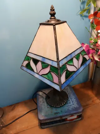 Lampada da tavolo Tiffany in cristallo e metallo