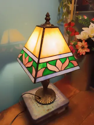 Lampada da tavolo Tiffany in cristallo e metallo