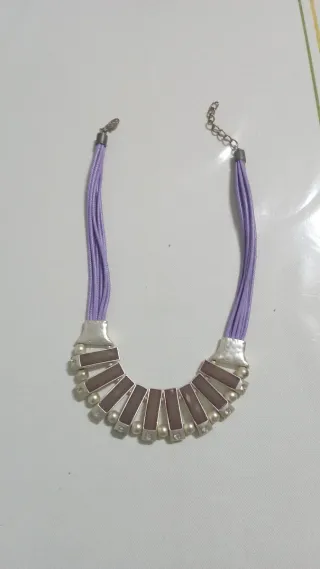 Collar morado y plateado