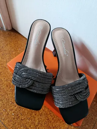 Sandalias tacón negras brillantes talla 36