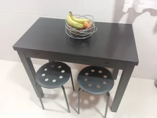 Mesa de cocina extensible negra con 2 taburetes