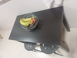 Mesa de cocina extensible negra con 2 taburetes