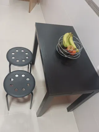 Mesa de cocina extensible negra con 2 taburetes