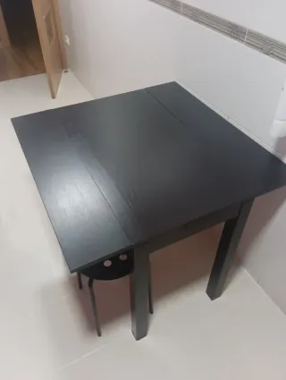 Mesa de cocina extensible negra con 2 taburetes