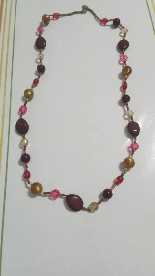Collar de cuentas dorado y rosa