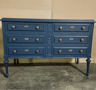 Cómoda azul de madera