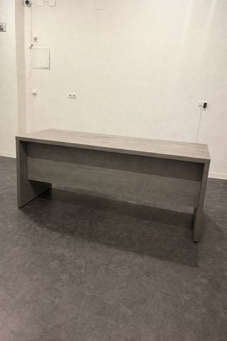 Mesa de oficina efecto cemento
