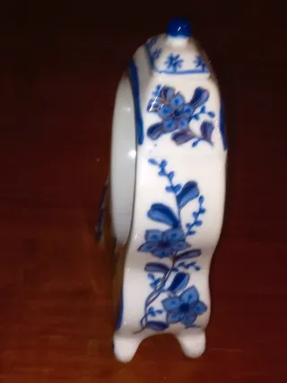 Relógio de mesa em cerâmica azul e branco