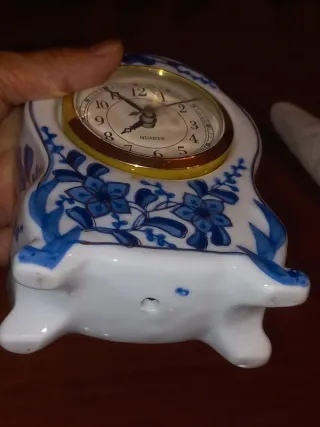 Relógio de mesa em cerâmica azul e branco