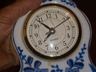 Relógio de mesa em cerâmica azul e branco