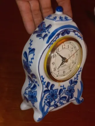 Relógio de mesa em cerâmica azul e branco