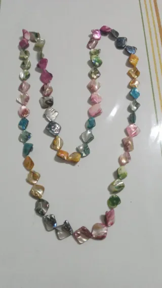 Collar de conchas multicolor
