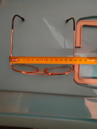 Gafas antiguas doradas