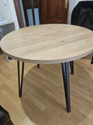 Mesa redonda madera y patas negras