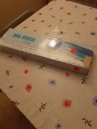 Perchero de pared azul y blanco