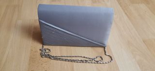 Bolso de mano gris con cadena plateada