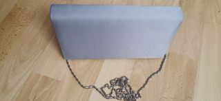 Bolso de mano gris con cadena plateada
