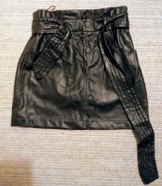 Minifalda efecto piel negra