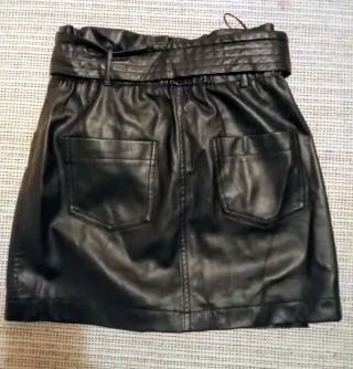 Minifalda efecto piel negra