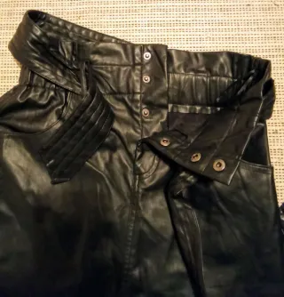 Minifalda efecto piel negra