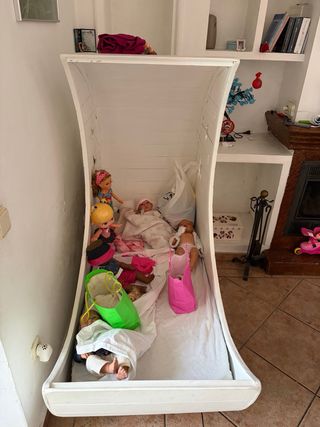 Cuna de madera hecha a mano