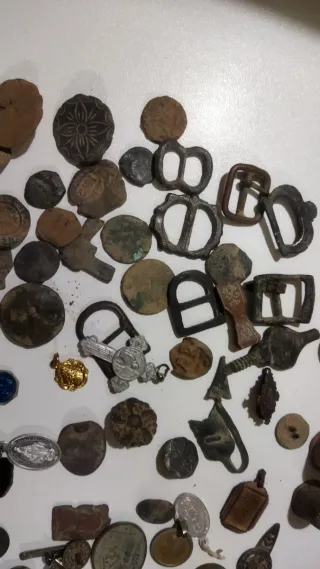 Lote Antigüedades Hebillas Monedas Broches