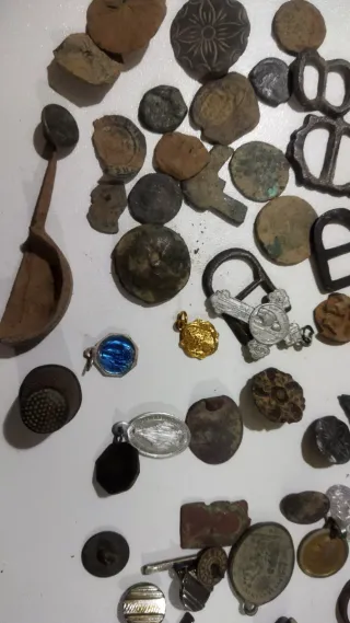 Lote Antigüedades Hebillas Monedas Broches