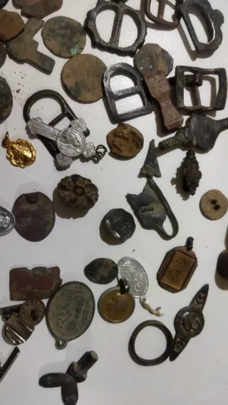 Lote Antigüedades Hebillas Monedas Broches