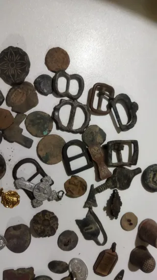 Lote Antigüedades Hebillas Monedas Broches