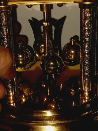 Relógio Analógico Dourado Cúpula Vidro