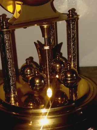 Relógio Analógico Dourado Cúpula Vidro