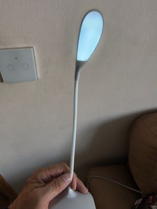 InnovaGoods® Lámpara LED de mesa Lum2go con 3 niveles de intensidad, luz blanca y luz cálida, ideal para mesita de noche, escrit