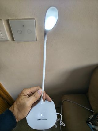 InnovaGoods® Lámpara LED de mesa Lum2go con 3 niveles de intensidad, luz blanca y luz cálida, ideal para mesita de noche, escrit