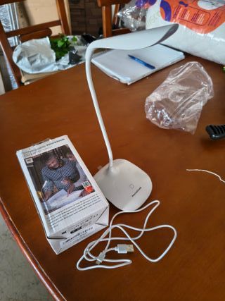 InnovaGoods® Lámpara LED de mesa Lum2go con 3 niveles de intensidad, luz blanca y luz cálida, ideal para mesita de noche, escrit