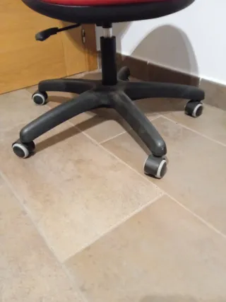 Silla giratoria de oficina con ruedas