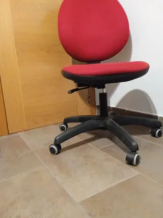 Silla giratoria de oficina con ruedas