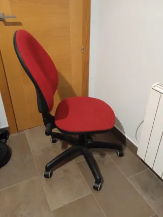 Silla giratoria de oficina con ruedas