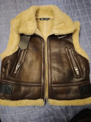 Chaleco Zara efecto piel forrado beige/marrón Tall