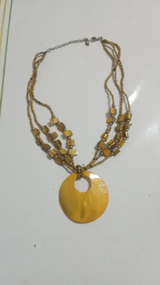 Collar de cuentas y colgante redondo