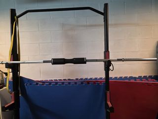 Rack de pesas y banco de gimnasio