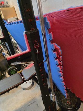 Rack de pesas y banco de gimnasio