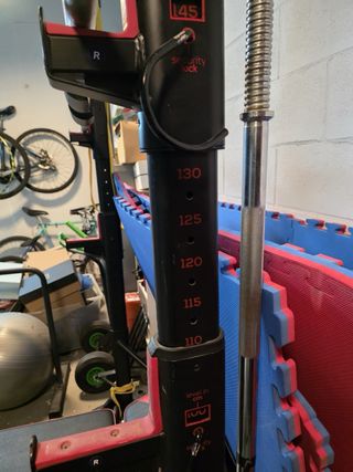 Rack de pesas y banco de gimnasio