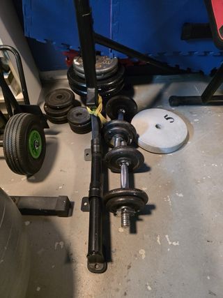 Rack de pesas y banco de gimnasio