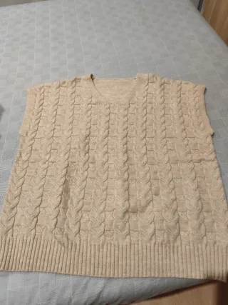 Chaleco de punto acrílico beige. Talla completa