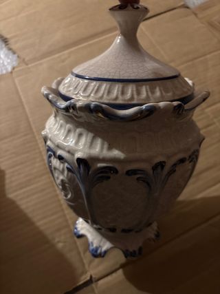 Jarrón cerámico esmaltado azul y blanco