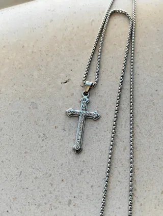 Cadena con colgante cruz pedrería